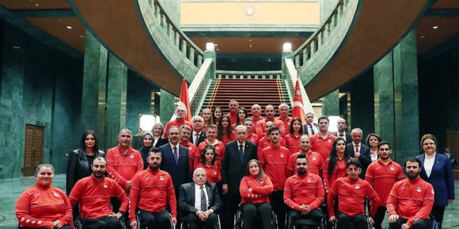 Cumhurbaşkanı Erdoğan, milli sporcuları kabul etti