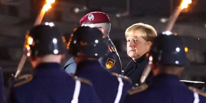 Merkel veda turunda gözyaşlarına hakim olamadı
