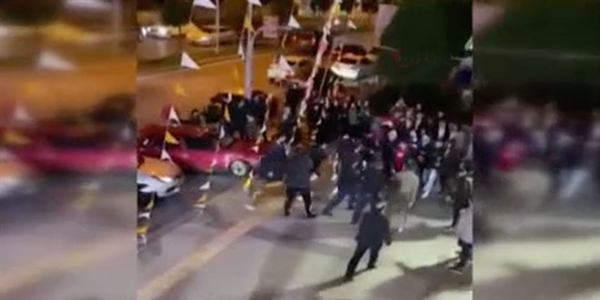 Başakşehir'de öğrencilerin uçan tekmeli kavgası kamerada