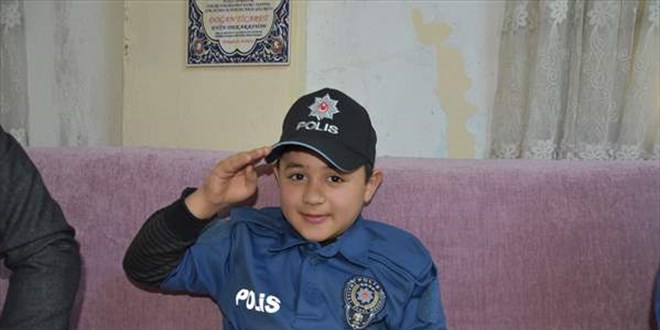 Polislik hayali kuran kas hastası minik Seydihan'ı ilçe emniyet müdürü sevindirdi