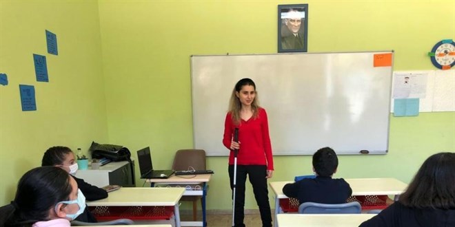 Görme engelli öğretmen ilk dersinde öğrencileri ile bir araya geldi