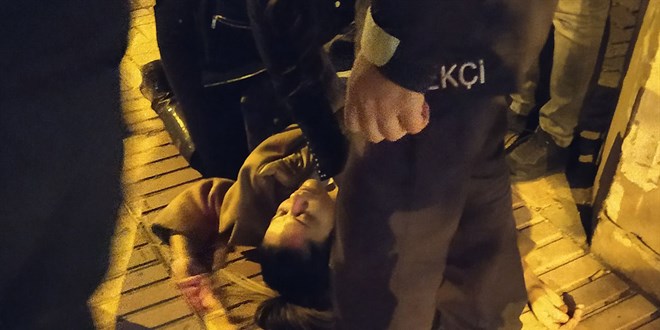 Kocasının silahını kurcalarken omzundan kendini vurdu!