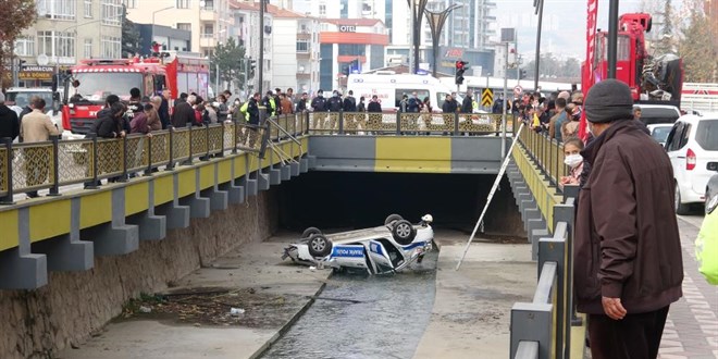 Tokat'ta trafik polisi aracı dereye uçtu: 1 yaralı