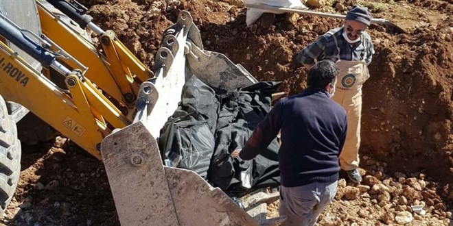 Belediye kepçeyle mezar taşıdı, Kaymakamlık müdahale etti