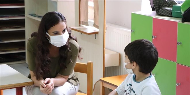 Nurten öğretmen, 'Yaşam Boyu Başarı Ödülü'nü kazandı