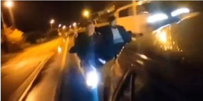 Yakıtı biten aracı ayaklarıyla ittiler: Paylaşım sonrası ceza