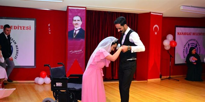 Dans ederken öğretmeninin yardımıyla ilk defa ayağa kalktı