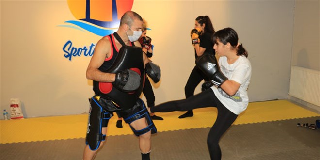 Sağlıkçı kadınlar, şiddete karşı savunma sporları öğreniyor