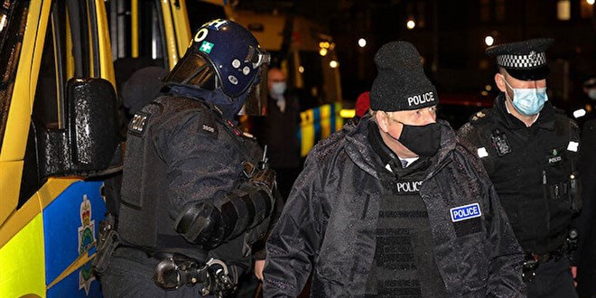 İngiltere Başbakanı Johnson polis kıyafeti ile denetime çıktı