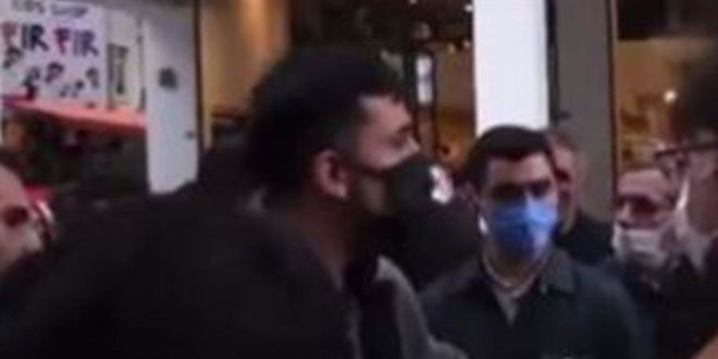 'Telefonunu çıkar' diyen adamın ağzına telefonuyla vurdu