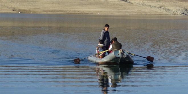 Diyarbakr'da okul yolu ileye dnt! Kaykla gidiyorlar