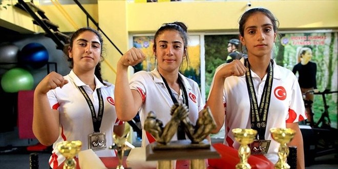İnek sağarak güçlendirdiği bileğiyle dünya üçüncüsü oldu