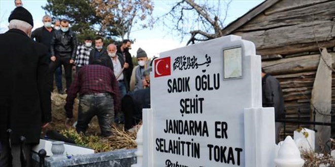 Köyünü terk etmeyerek mezarını beklediği şehit oğlunun yanına defnedildi
