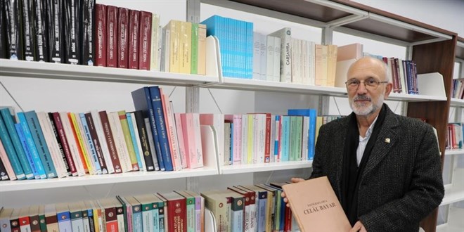 Emekli ��retmen kitaplar�n� belediye k�t�phanesine ba���lad�