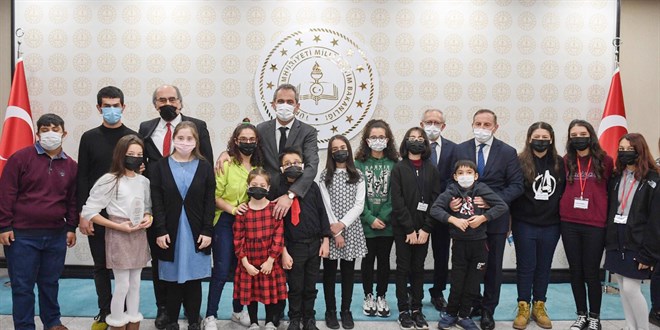 Bakan �zer'den resim yar��mas�nda dereceye giren ��rencilere hediye