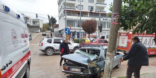 Kaldırımda bekleyen iki öğrenciyi elektrik direği kurtardı