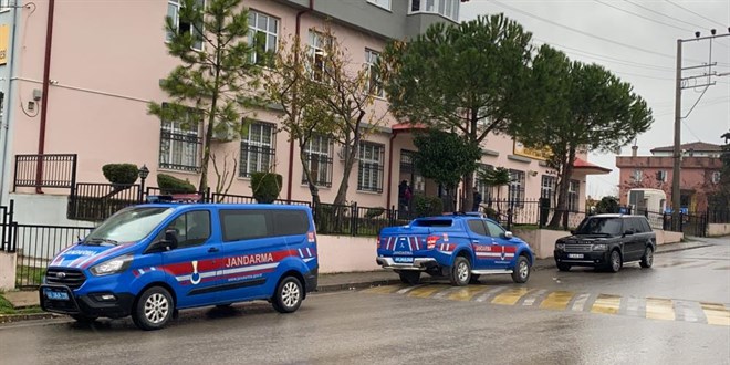 Yaya geçidinde yol vermedikleri öğrencileri bıçakladılar