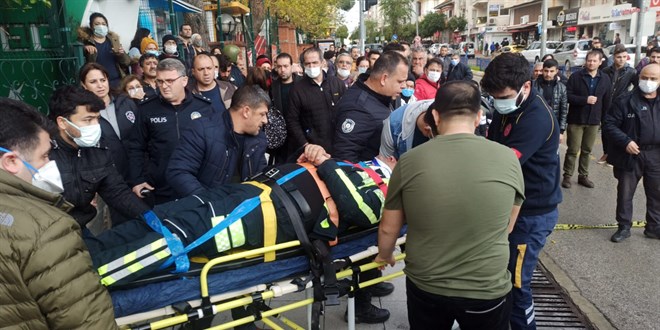 Kazaya müdahale eden polis memuruna otomobil çarptı