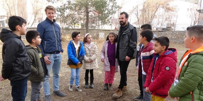 Yüksekovalı çocuklardan İsviçreli turiste İngilizce tanıtım