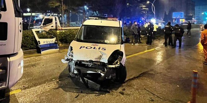 İki polis otosu çarpıştı: 2 yaralı
