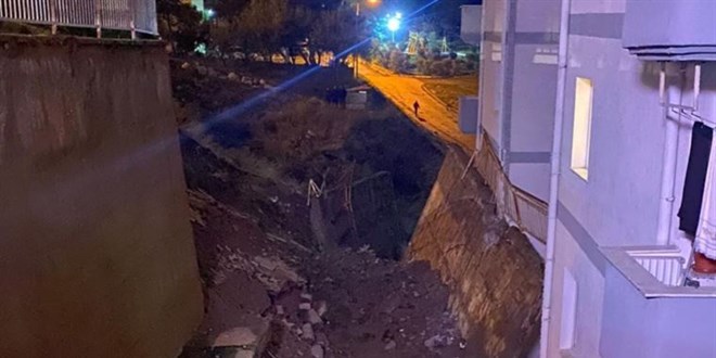 İzmir'de istinat duvarı çöktü: 88 daire boşaltıldı