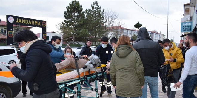 Sivas'ta sokak ortasında bıçaklanan kadını ölümden jandarma kurtardı