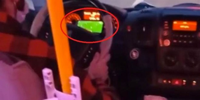 Bursa'da minibüs sürücüsü seyir halindeyken maç izledi