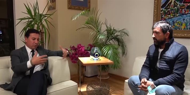 Belediye Başkanı, dolmuştan atılan işçiyi misafir etti