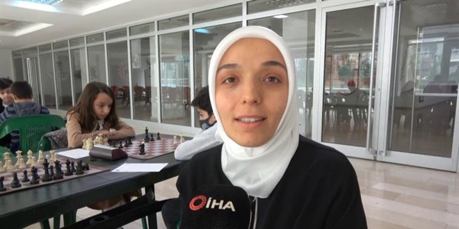 Yeni atanan öğretmen, kızının satrançta başarılı olması için Siirt'i tercih etti