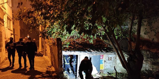 Isınmak için sığındıkları evde ateş yakan 2 kişi yanarak öldü