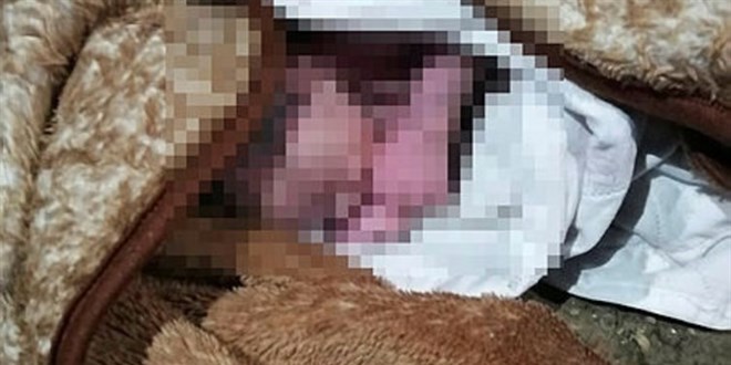 Yeni doğan bebeği çıplak sokağa attılar