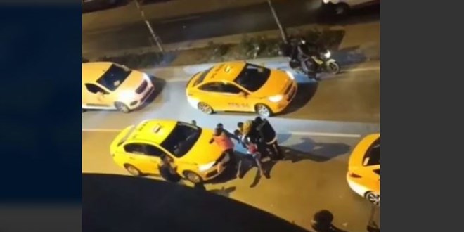 Taksiciler yolcuyu yere yatırıp tekmeledi