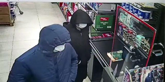 Avcılar'da soygun girişiminde kasiyerlerin yaşadığı korku kamerada