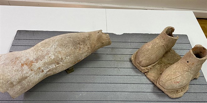 Tarlas�n� s�rerken heykel par�alar� buldu