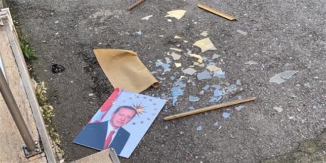 Erdo�an'a hakaret edip foto�raf�n� yere atan ki�i g�zalt�na al�nd�