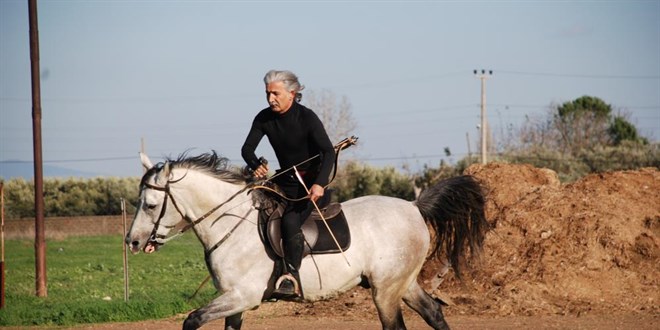 Geleneksel atlı okçuluğa gönül veren kaymakam