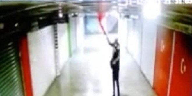 Türk Bayrağı ikinci defa koparılınca dayağı yedi