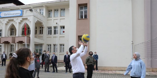 Düzce Valisi Atay, öğrencilerle voleybol oynadı