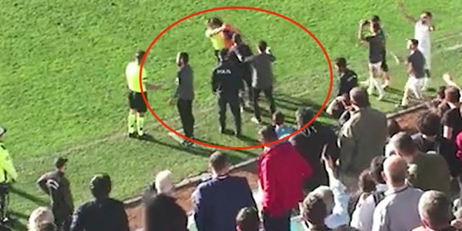 Kırmızı kart gören futbolcu, hakeme kafa attı; maç tatil edildi