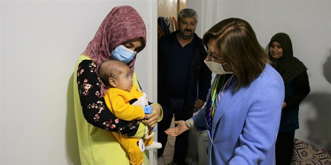 Fatma Şahin, babası tarafından darbedilen bebeği ziyaret etti