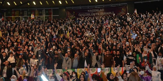 HDP Kongresi'nde Öcalan sloganlarıyla PKK marşı okudular