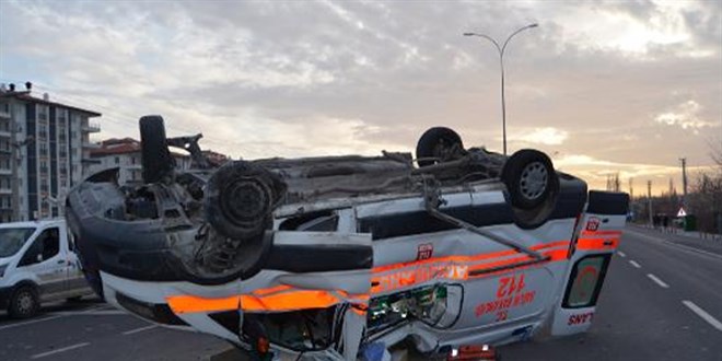 Ambulans ile otomobilin çarpıştığı kazada 4 kişi yaralandı