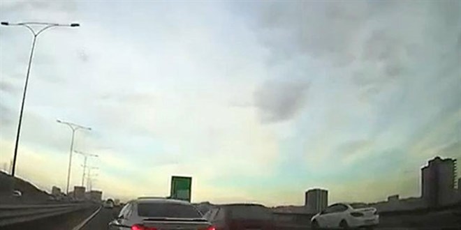 Trafiği tehlikeye sokan sürücünün ehliyetine el konuldu