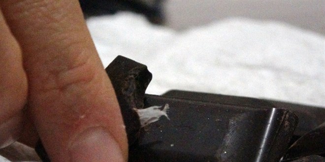 Isırdığı çikolatanın içerisinden poşet çıktı