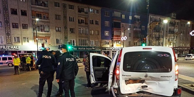 Genç kadını zorla alıkoyan genç, kaçarken 2 polisi yaraladı
