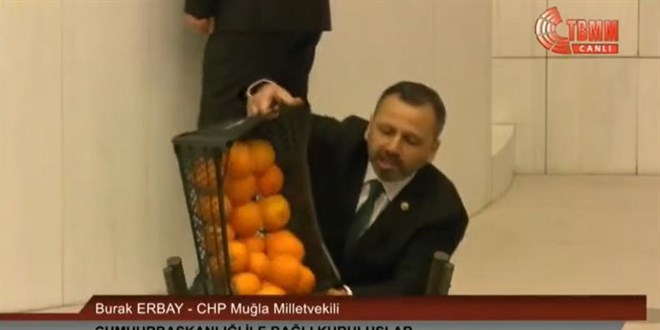 CHP'li vekil yanında getirdiği portakalları Meclis kürsüsüne döktü