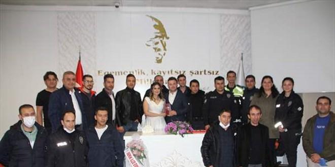 Meslektalarnn dnnde gelin ve damada kelepe taktlar