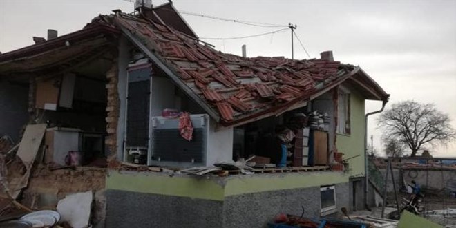 Çay koymak için ocağı yaktı, tüp patladı: 2 yaralı