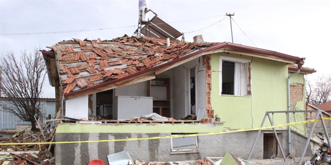 Çay demlerken mutfak tüpü patladı! Yaşlı çift ölümden döndü
