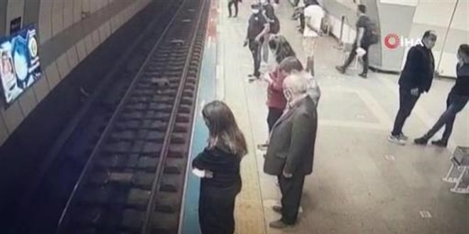 Metro istasyonunda inan�lmaz kurtulu� kamerada